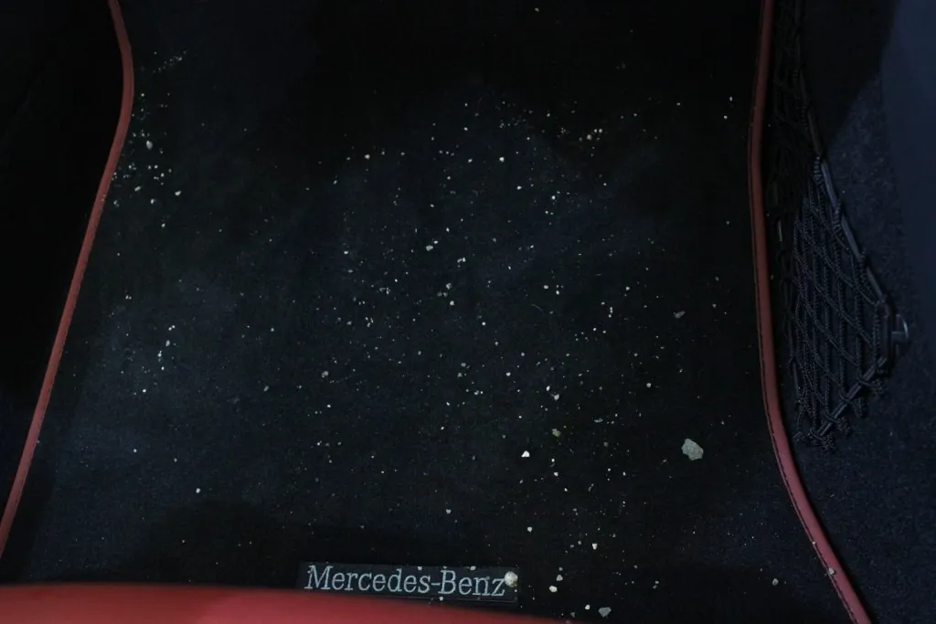 フロアマットへの小石進入