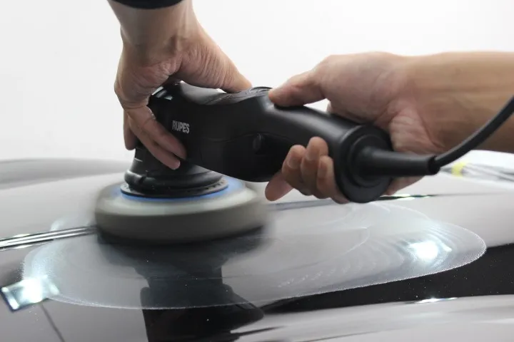 仕上げの艶出し研磨