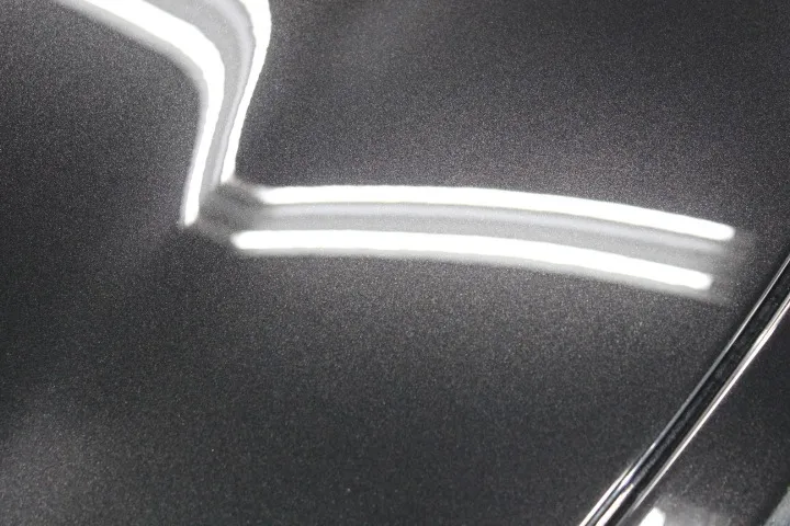 メタリック塗装の傷の目立ちにくさ