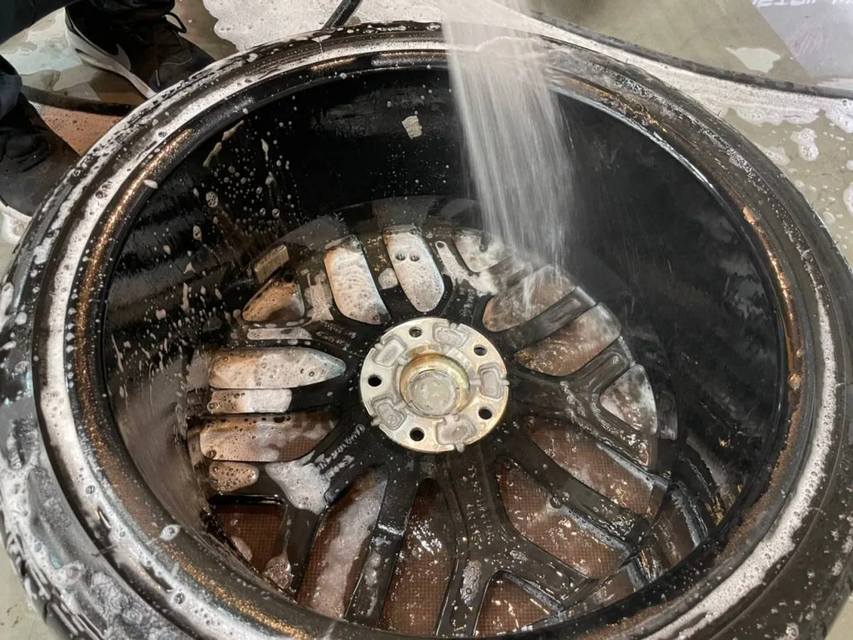 ホイールを外して表裏をクリーニング