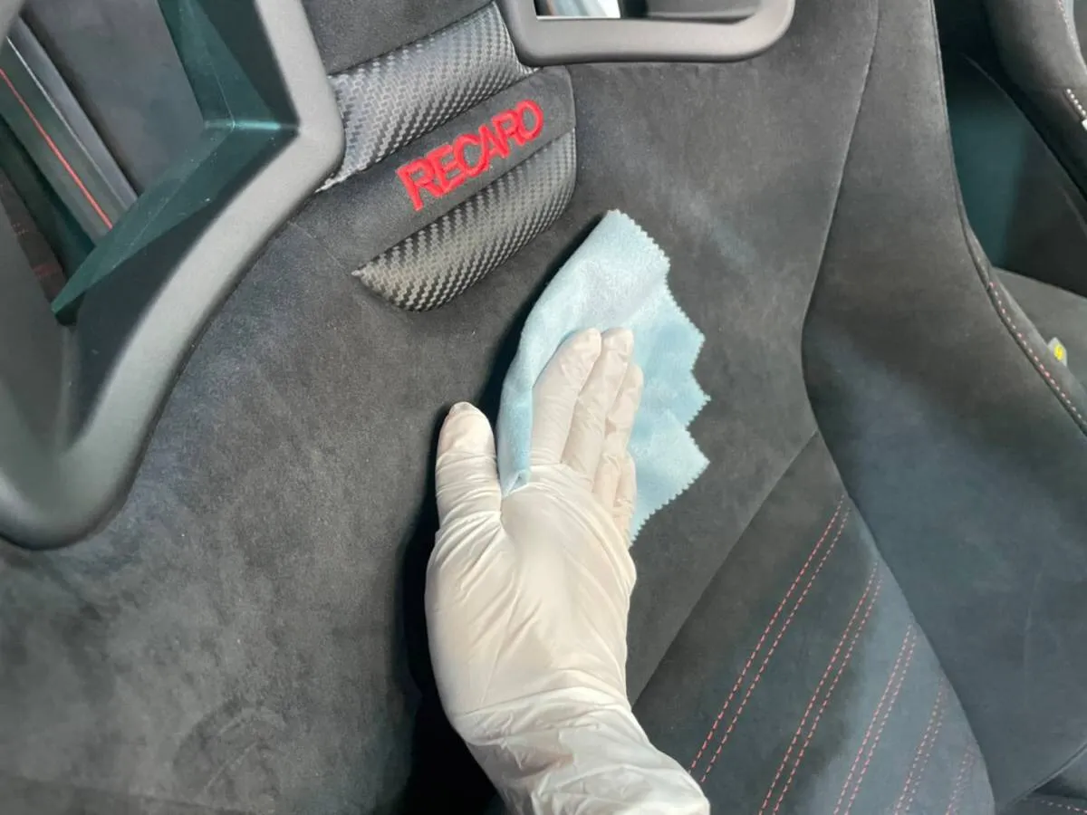 アルカンターラ用の “SOFT CERAMIC SHIELD”を塗布