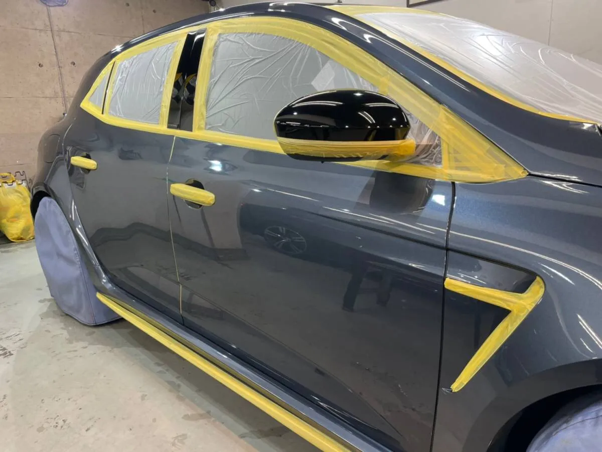 メガーヌRSのフルマスキングでの磨き作業