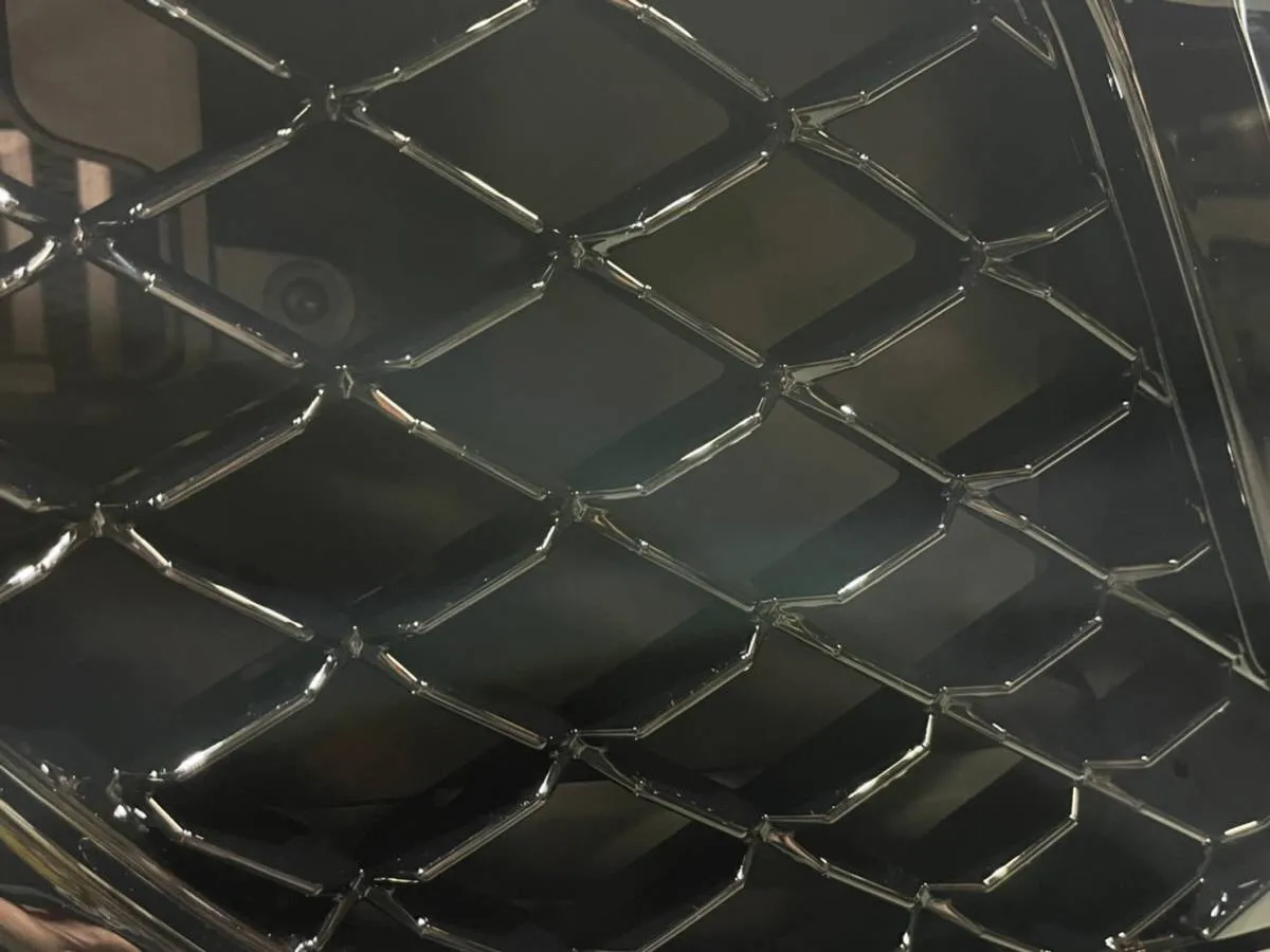 ルノーの新品フロントグリル