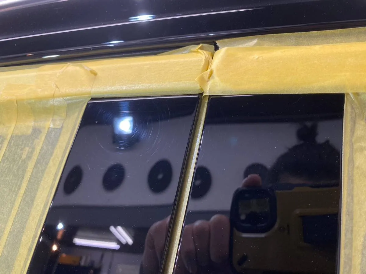 日常的に触れる部分であるピアノブラックカラーのBピラーのスクラッチを処理BEFORE