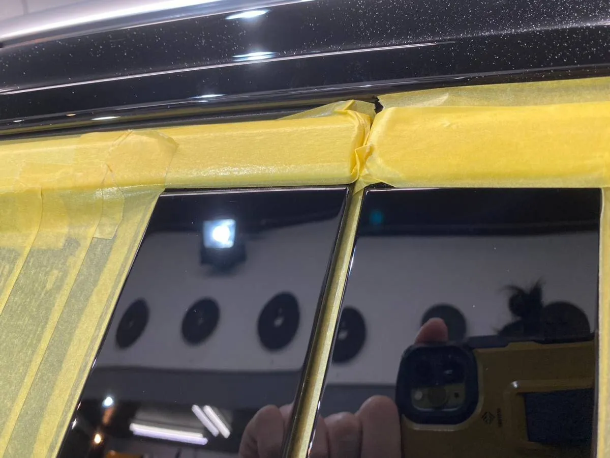 日常的に触れる部分であるピアノブラックカラーのBピラーのスクラッチを処理AFTRE