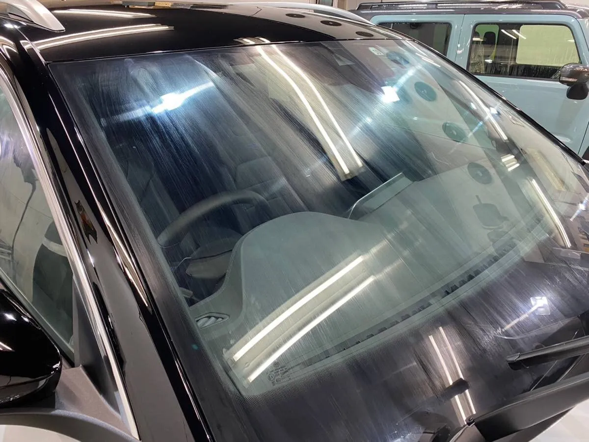 2日目、下地処理を終えている窓ガラスの撥水加工を開始。定着後にIPAが主成分の仕上げ剤でフッ素配列を均一化します