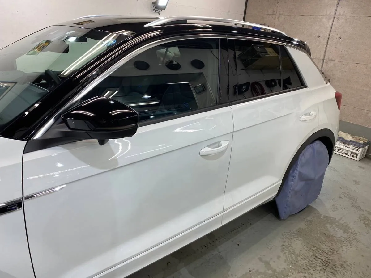 しっとりとした光沢感が印象的で、防汚性と塗装保護性能の高いガラスコーティング