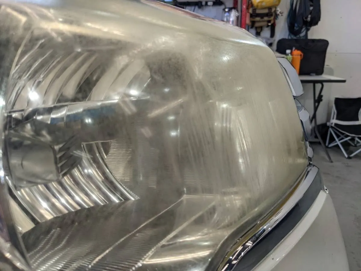 国産車のヘッドライトは経年によって、主に黄変(黄ばみ)や白濁といった劣化が現れます