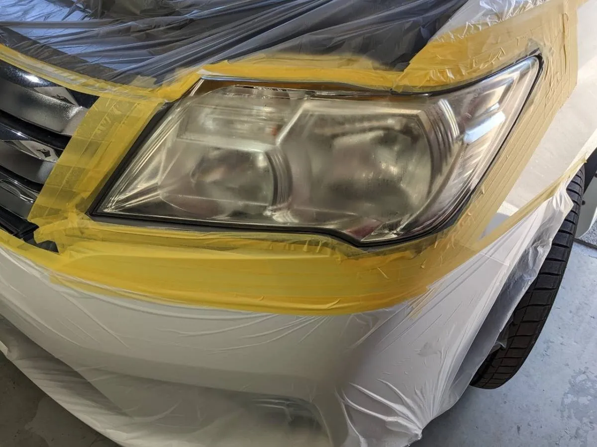 内側の結露や曇りを除去するにはヘッドライトの分解作業(殻割り)が必要