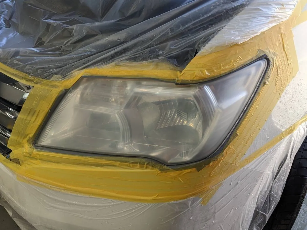 黄ばんだヘッドライトのポリカーボネート層が全て除去