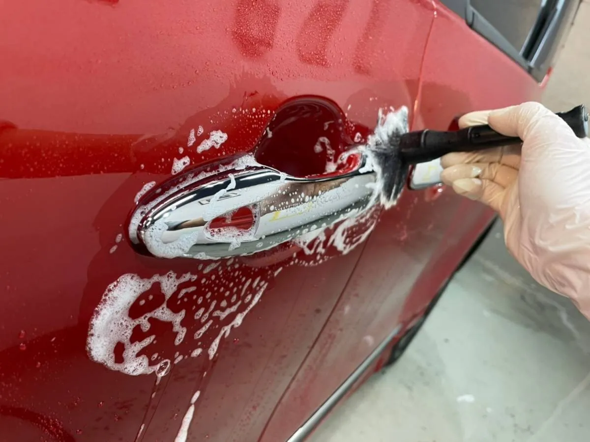 アウタードアハンドルとドアの隙間も汚れの溜まりやすい部分、しっかりお手入れさせていただきます