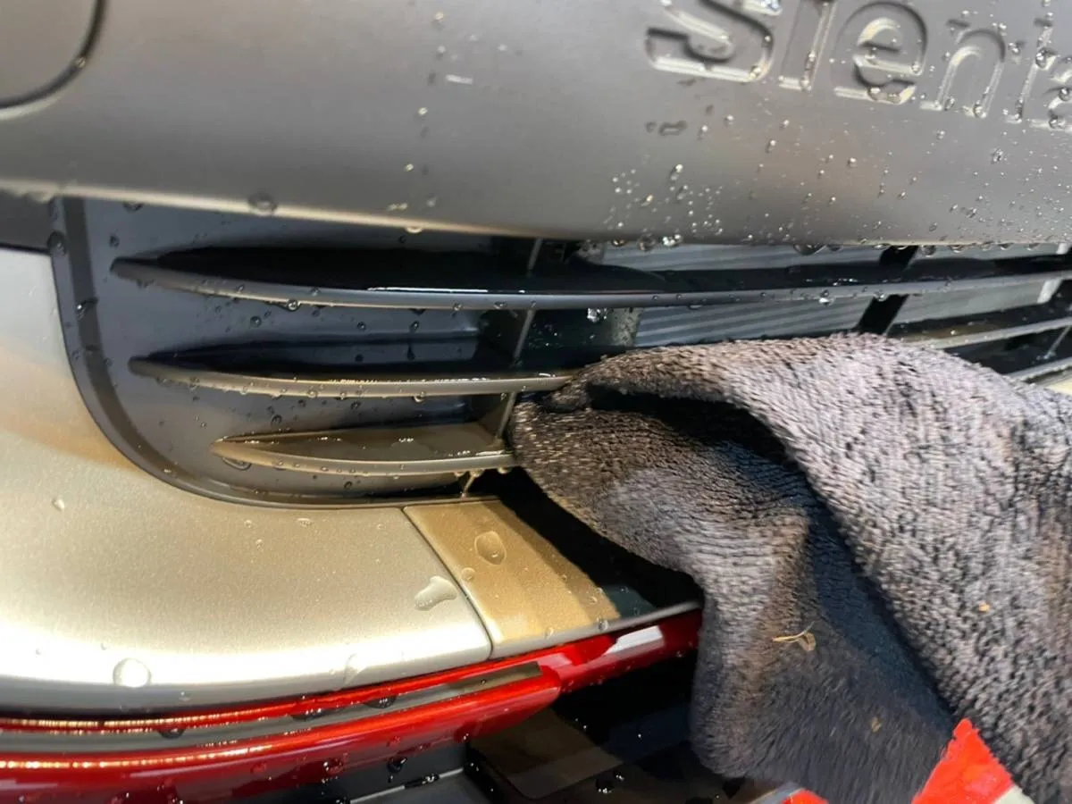 回りや細部のクリーニングから始めます