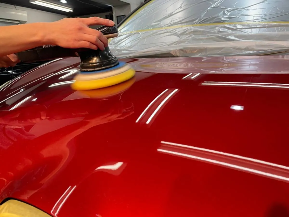 特殊な水溶性コンパウンドを使用して、お車全体を磨き上げます