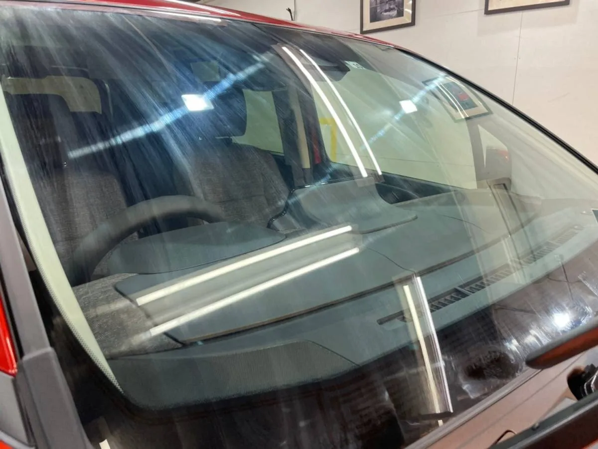 綺麗に維持された窓ガラスは雨の中の走行でも視認性が高く、安全運転にも繋がります