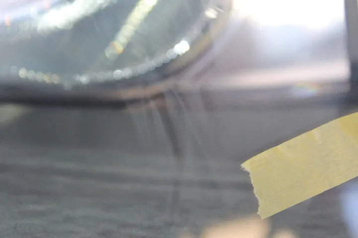 ヘッドライト磨き後のポリカーボネート表面