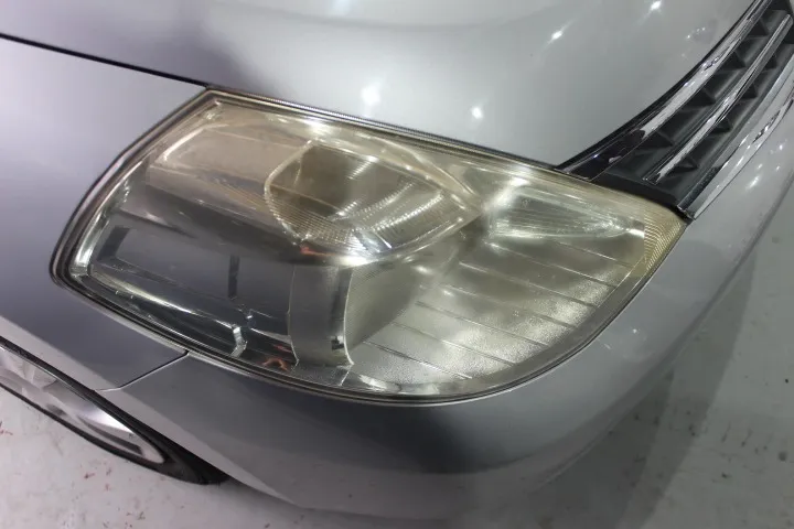 ヘッドライトリフレッシュ専門店