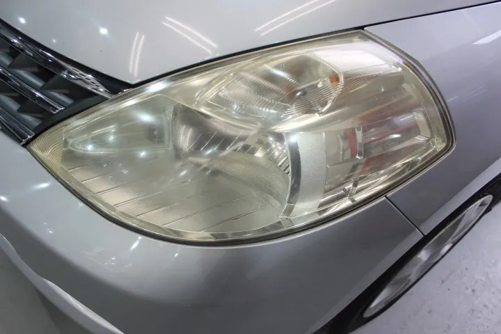 日産車のヘッドライトの黄ばみ除去方法