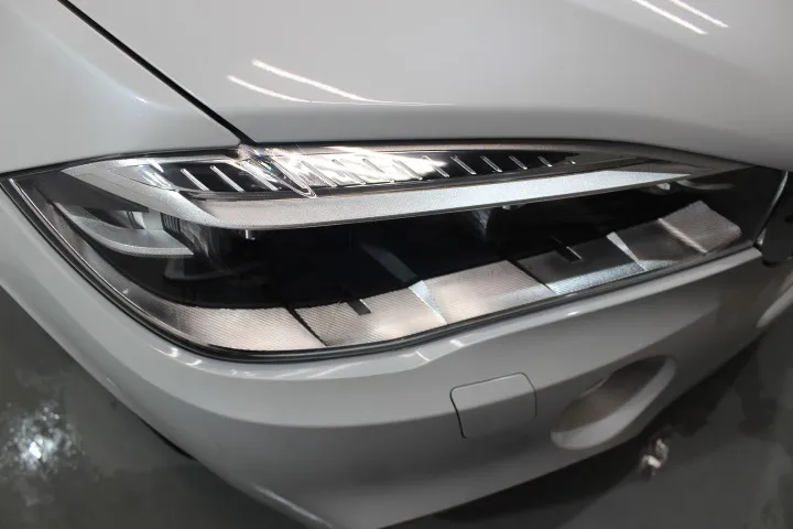 BMWのヘッドライト保護フィルム施工
