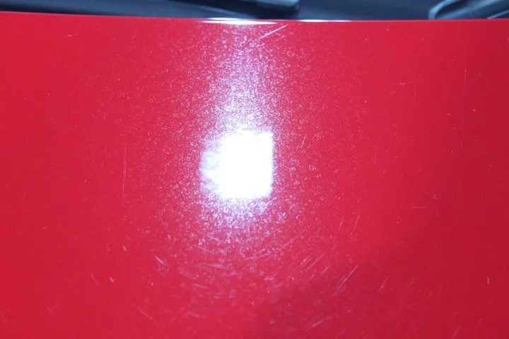 赤い塗装に付着したイオンデポジット