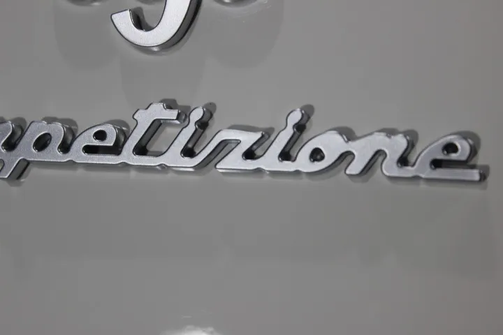 車のエンブレムのクリーニング