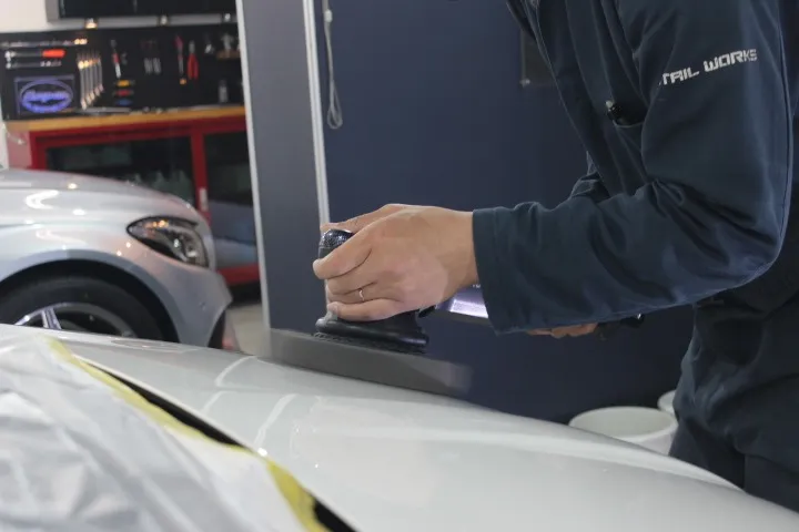 アバルトの磨きに使用するポリッシャー