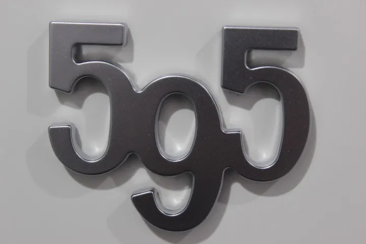 595エンブレムの黒ずみクリーニング