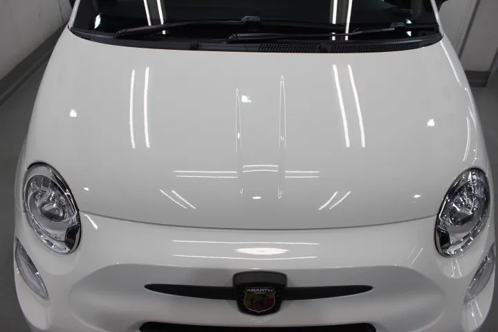 アバルト白の磨き上げ後の艶