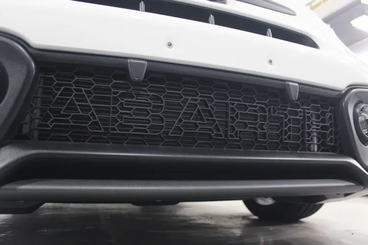 アバルトのハニカムグリル交換