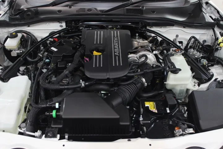 アバルト124スパイダーのエンジンルーム