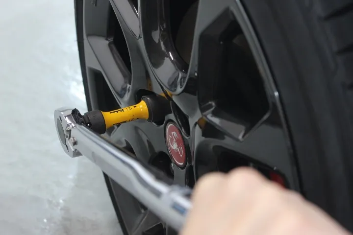 アバルト124スパイダーのホイール締め付けトルク