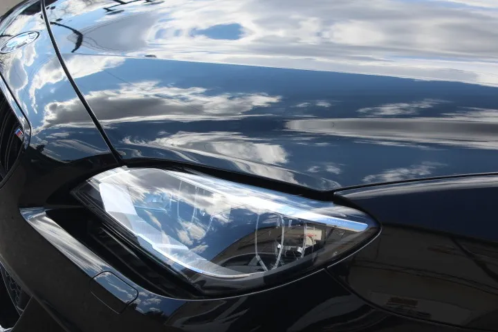 雲の移り込んだ車のボンネット