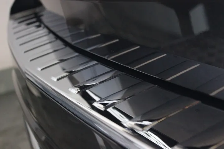 リアバンパーのメッキステップのクリーニング