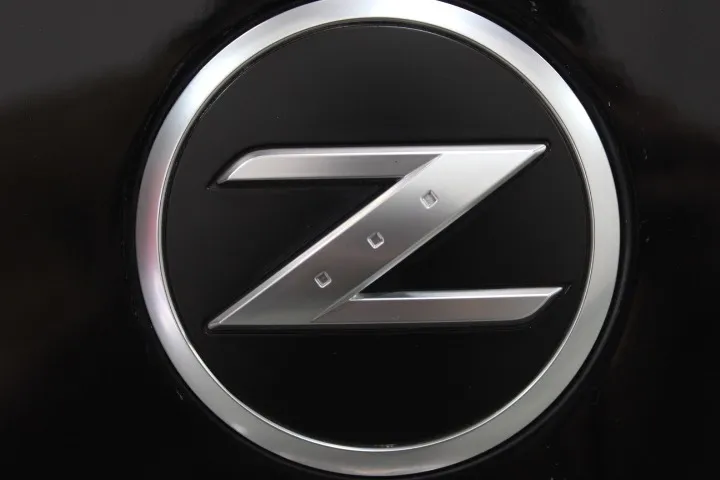 Z33フェンダーエンブレムのクリーニング