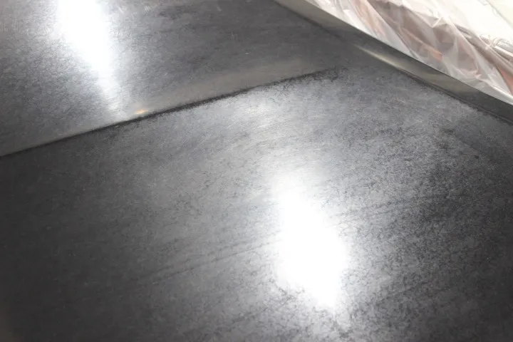 レアレディZの研磨前のボンネットフード