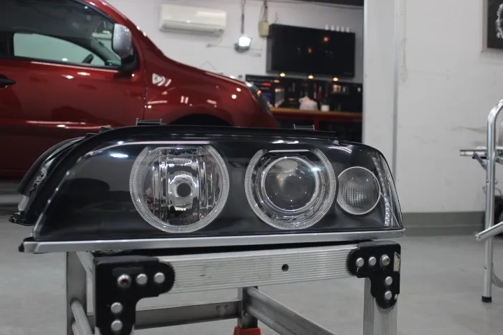 BMWのヘッドライトの傷復元方法