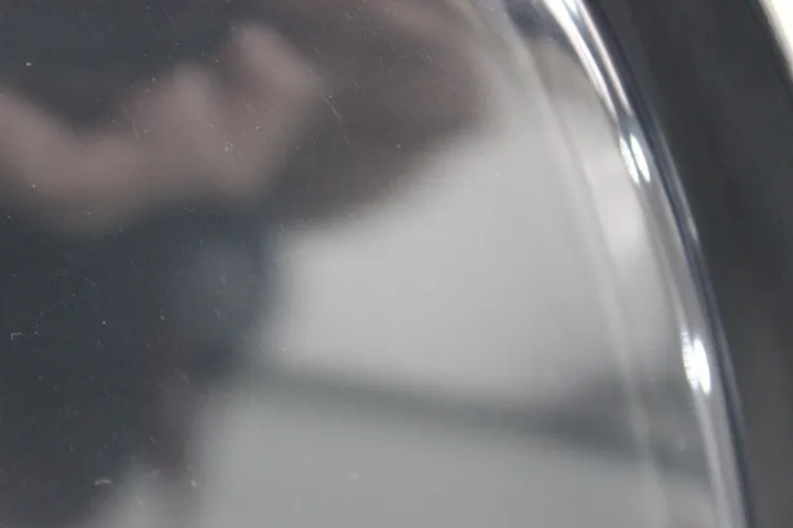 BMWのヘッドライトのザラザラの磨き