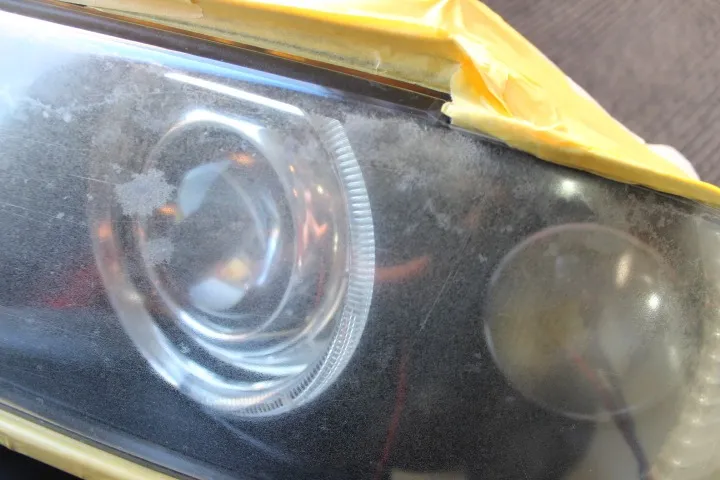 BMWのヘッドライトの傷を復元