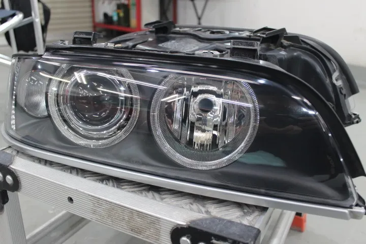 BMWのヘッドライトのヒビ除去方法