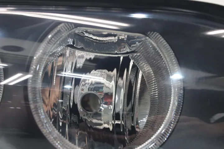 BMWのヘッドライトのクラック除去方法
