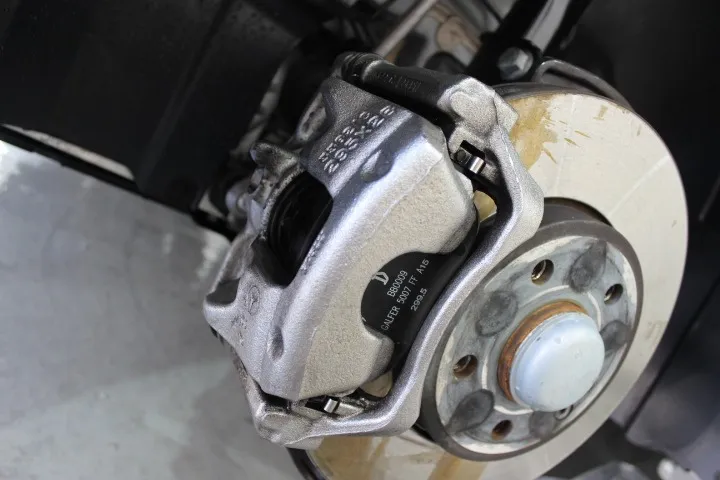 ブレーキキャリパーの清掃方法