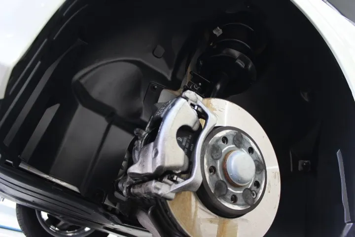 タイヤハウス内のクリーニングとコーティング処理