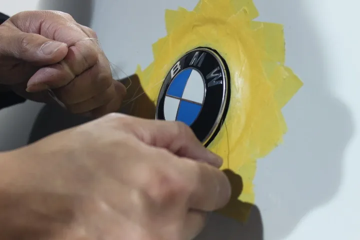 BMWリアエンブレムの外し方