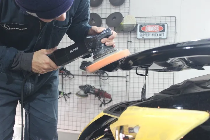 レクサスISのボンネット磨き