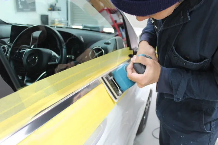 ウインドーモール研磨工程