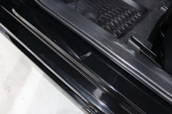 サイドスカートへのプロテクションフィルム施工