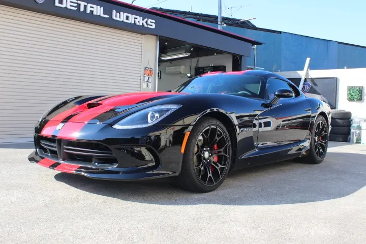 黒×赤のダッジ・バイパー