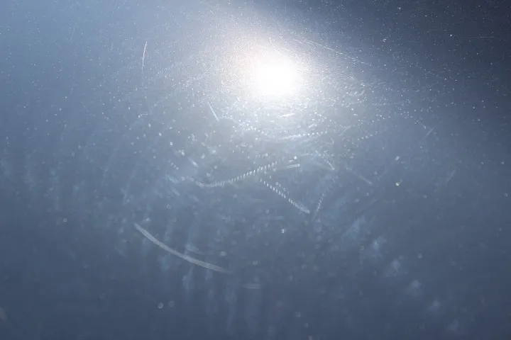 ボンネットの磨き傷