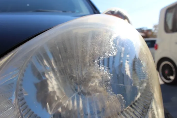 ハードコートの剥がれたヘッドライト