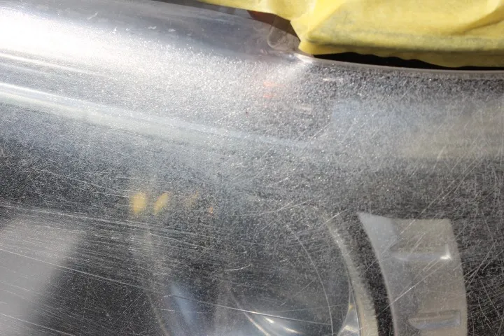 ハードコートの磨耗したヘッドライト