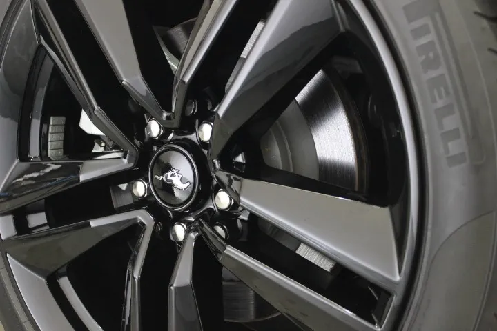 ソリッド塗装のアルミホイール